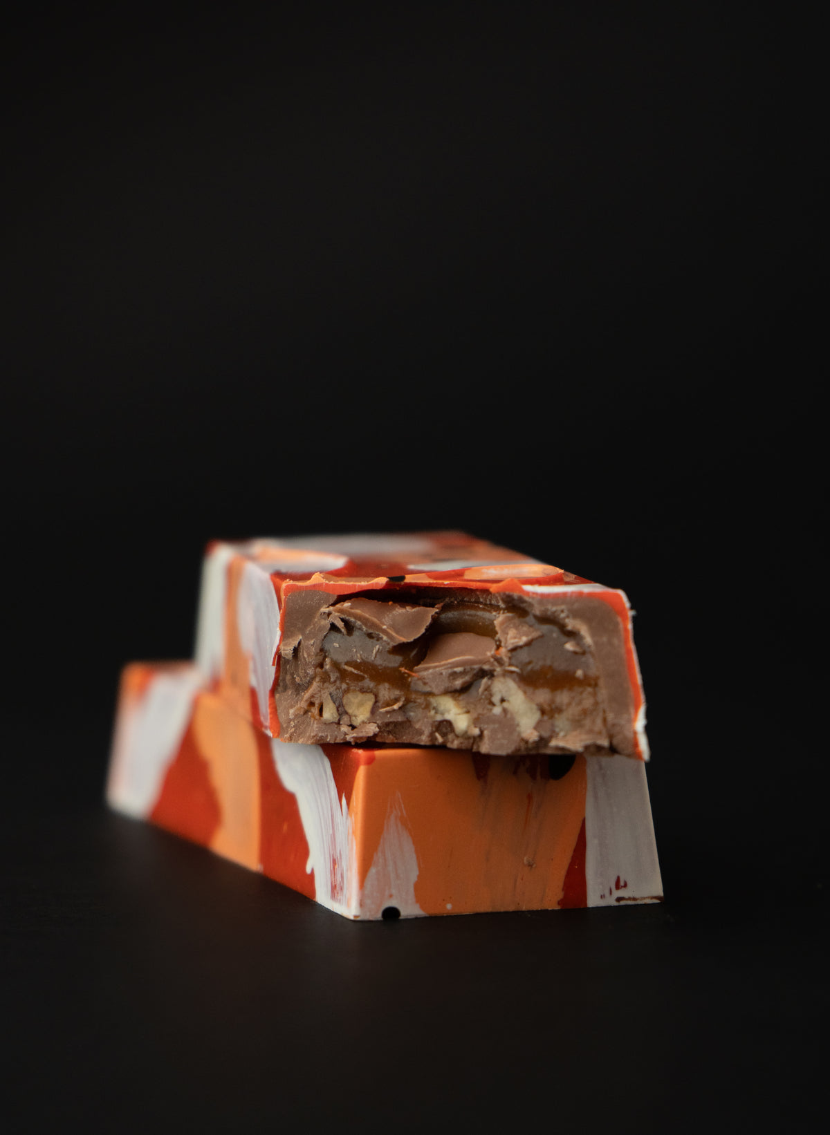 Tablette caramel aux épices et praliné croquant aux pacanes