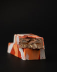 Tablette caramel aux épices et praliné croquant aux pacanes